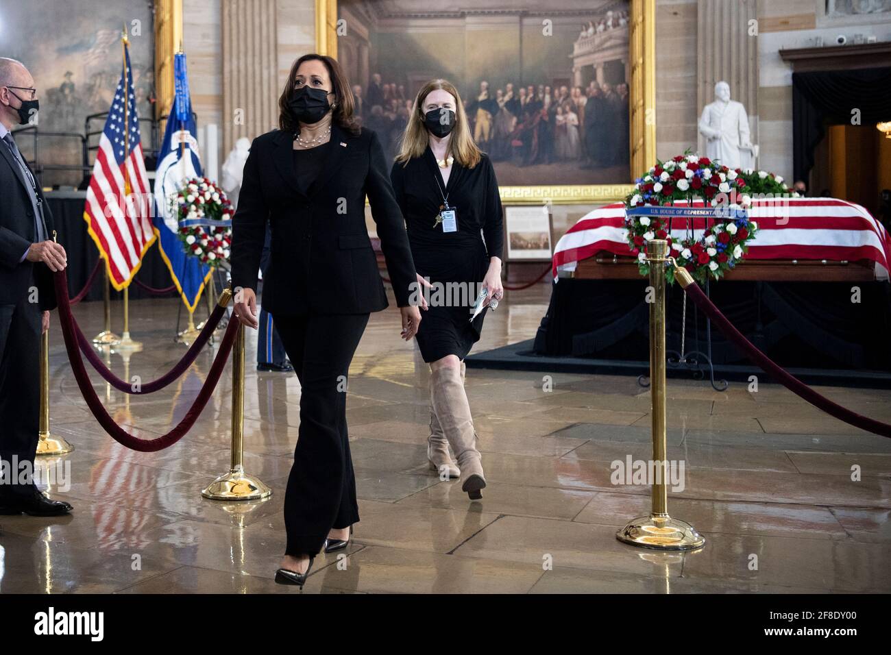 Washington, USA. April 2021. USA - 13. April: Vizepräsidentin Kamala Harris würdigt den verstorbenen US-Polizeibeamten William 'Billy' Evans, der am Dienstag, dem 13. April 2021, im Capitol in Washington zu Ehren liegt. Evans wurde am 2. April 2021 bei einem gewaltsamen Vorfall an einer Sicherheitskontrolle auf dem Gelände des Kapitols getötet. (Foto von Caroline Brehman/Pool/Sipa USA) Quelle: SIPA USA/Alamy Live News Stockfoto