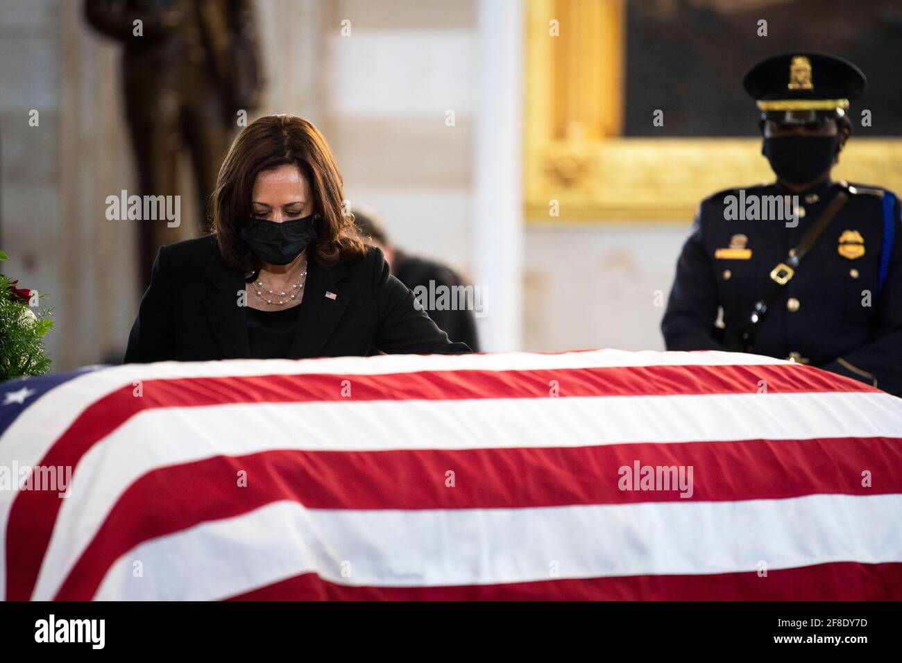 Washington, USA. April 2021. USA - 13. April: Vizepräsidentin Kamala Harris würdigt den verstorbenen US-Polizeibeamten William 'Billy' Evans, der am Dienstag, dem 13. April 2021, im Capitol in Washington zu Ehren liegt. Evans wurde am 2. April 2021 bei einem gewaltsamen Vorfall an einer Sicherheitskontrolle auf dem Gelände des Kapitols getötet. (Foto von Caroline Brehman/Pool/Sipa USA) Quelle: SIPA USA/Alamy Live News Stockfoto