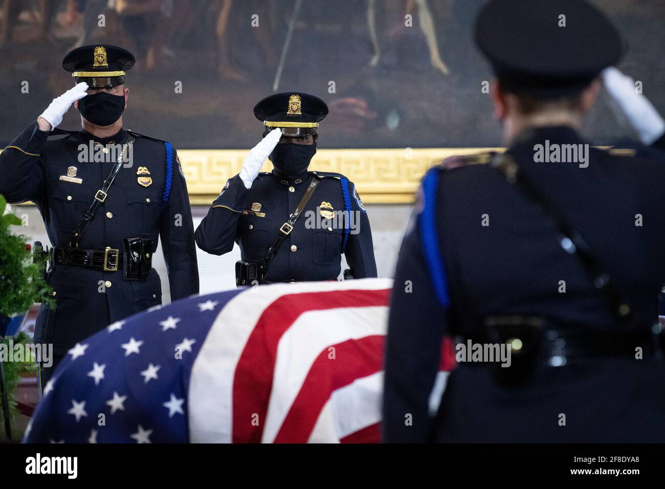 Washington, USA. April 2021. USA - 13. April: US-Polizeibeamte des Kapitols grüßen, als sie die Wache wechseln, als der US-Polizeibeamte William 'Billy' Evans am Dienstag, dem 13. April 2021, im Capitol in Washington zu Ehren liegt. Shaver wurde am 2. April 2021 bei einem gewaltsamen Vorfall an einer Sicherheitskontrolle auf dem Gelände des Capitol verletzt. (Foto von Caroline Brehman/Pool/Sipa USA) Quelle: SIPA USA/Alamy Live News Stockfoto