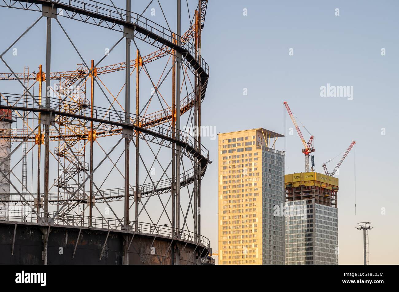 Helsinki / Finnland - 21. April 2020. Zwei Wolkenkratzer, Majakka und Loisto, werden im Wohnviertel Kalasatama gebaut. Stillgelegter Gasstrom Stockfoto