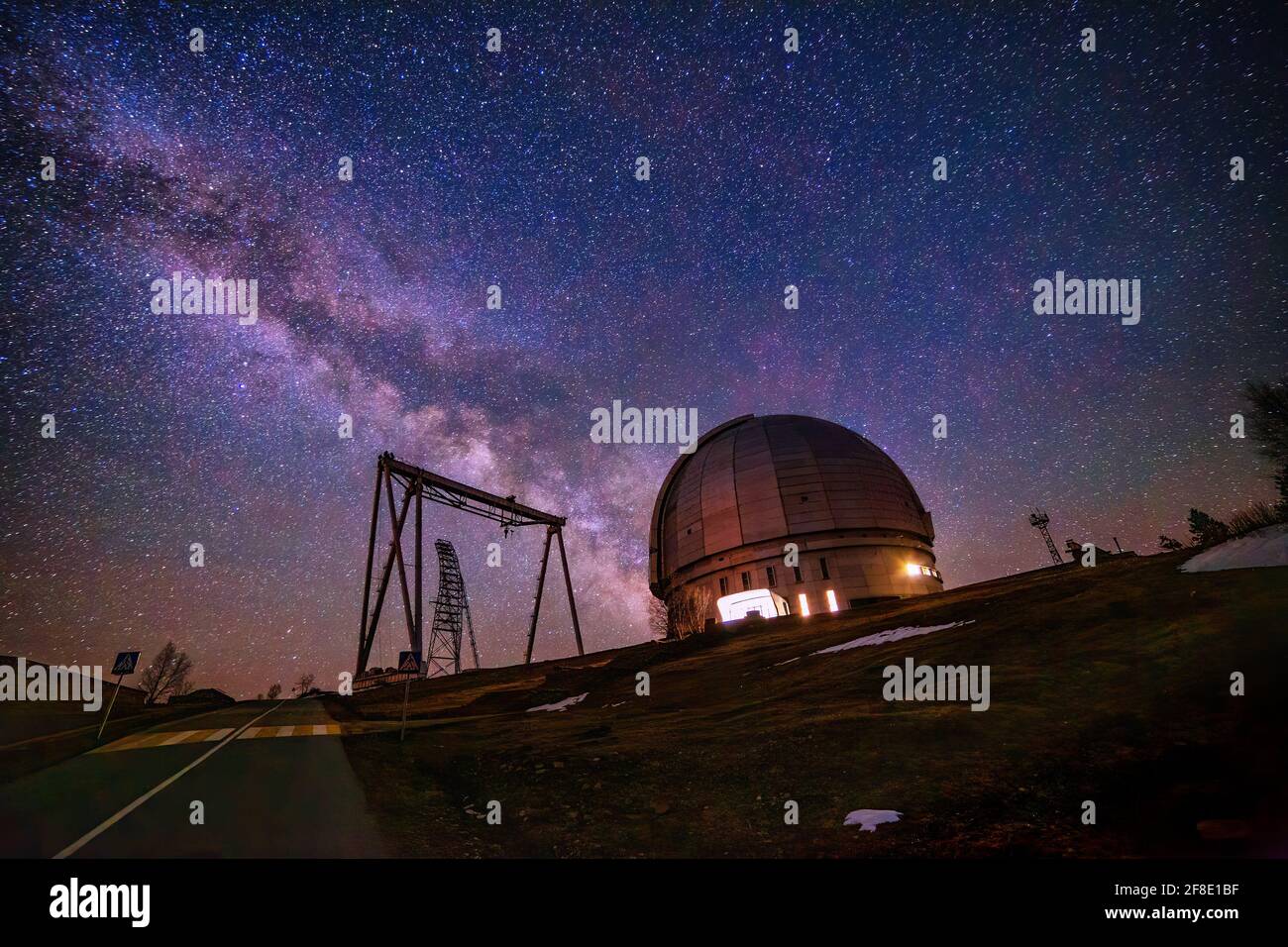 Spezielles Astrophysikalisches Observatorium gegen Sternenhimmel mit Milchstraße. Stockfoto