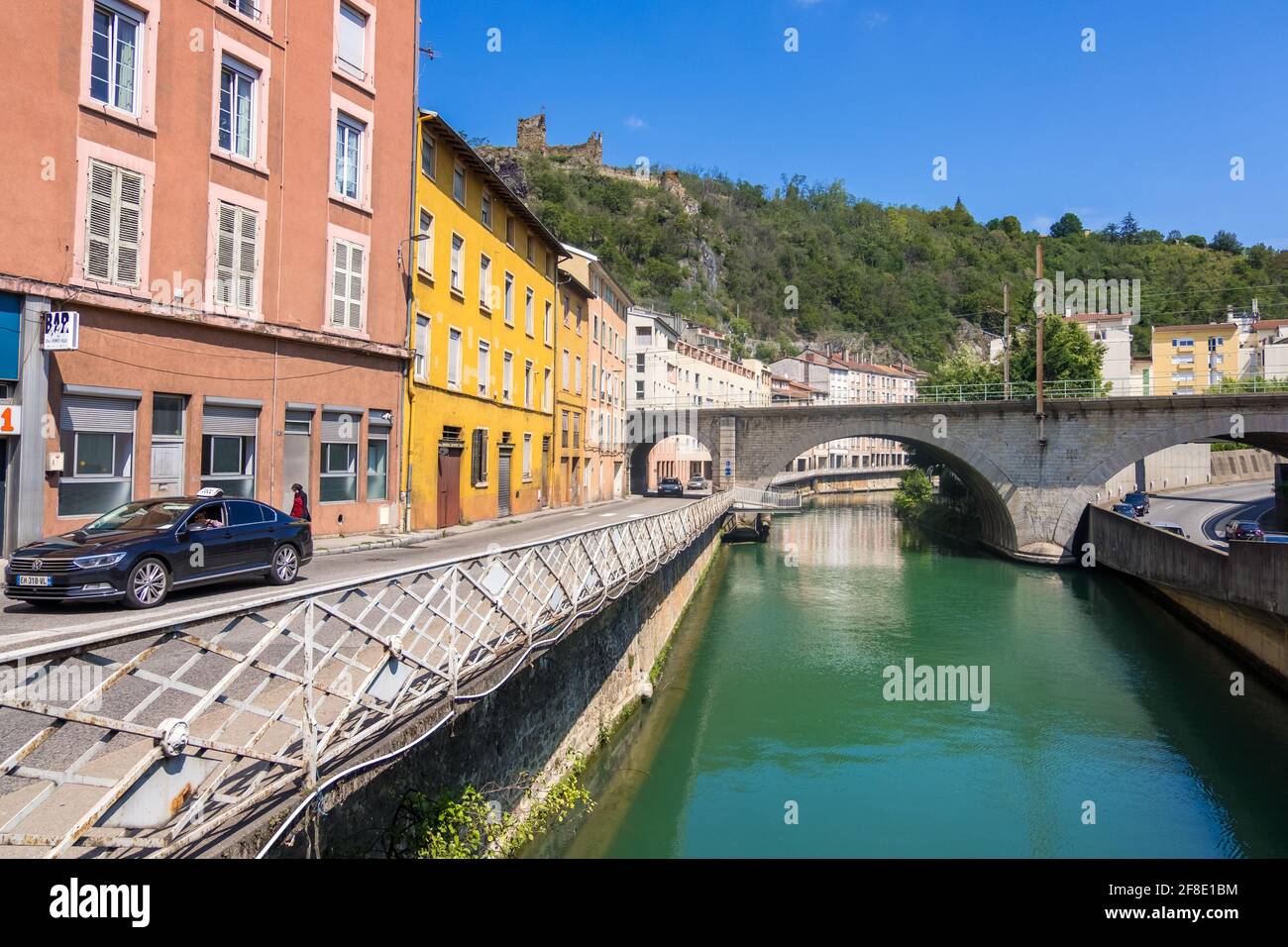 Vienne, Frankreich - 22. August 2019: Blick auf die Eisenbahnbrücke über den Fluss Gere und die Straße entlang des Flusses in Vienne, Departement Isere in Frankreich Stockfoto