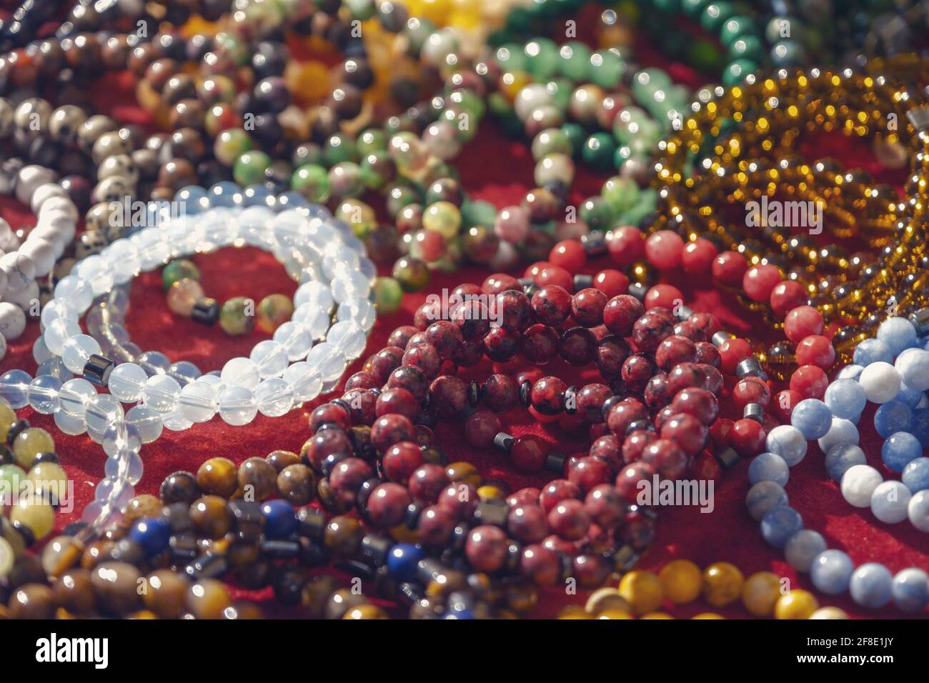 Reihe von bunten Armbändern mit geringer Schärfentiefe Stockfoto