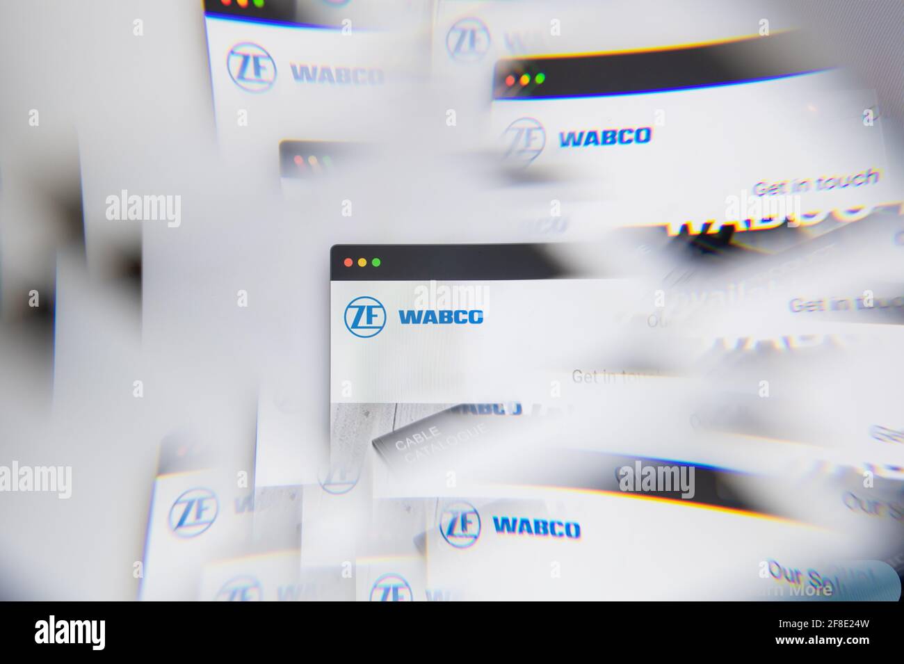 Mailand, Italien - 10. APRIL 2021: WABCO Vehicle Control Systems-Logo auf dem Laptop-Bildschirm durch ein optisches Prisma gesehen. Illustratives redaktionelles Bild aus WA Stockfoto