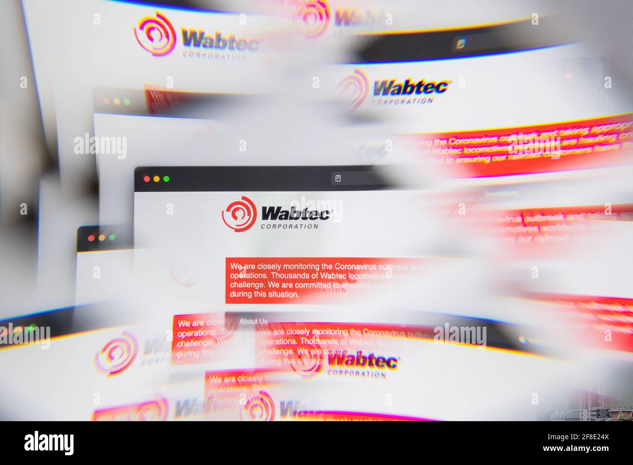 Mailand, Italien - 10. APRIL 2021: Wabtec-Logo auf dem Laptop-Bildschirm durch ein optisches Prisma gesehen. Illustratives redaktionelles Bild von der Wabtec-Website. Stockfoto