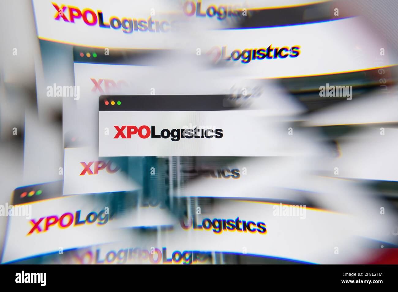 Mailand, Italien - 10. APRIL 2021: XPO Logistics Logo auf dem Laptop-Bildschirm durch ein optisches Prisma gesehen. Illustratives redaktionelles Bild von XPO Logistics Webs Stockfoto