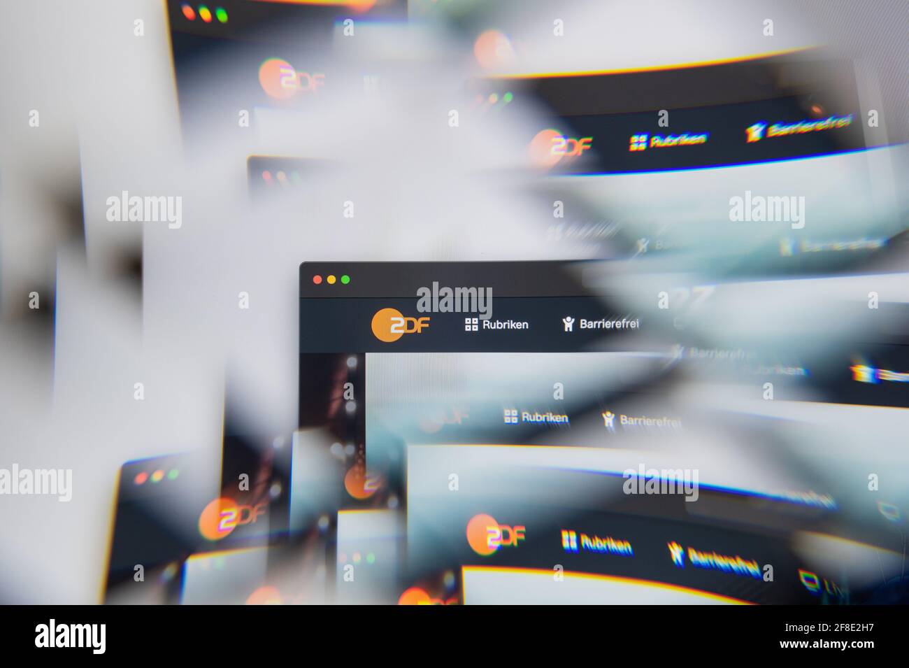 Mailand, Italien - 10. APRIL 2021: ZDF-Logo auf dem Laptop-Bildschirm durch ein optisches Prisma gesehen. Illustratives redaktionelles Bild von der ZDF-Website. Stockfoto