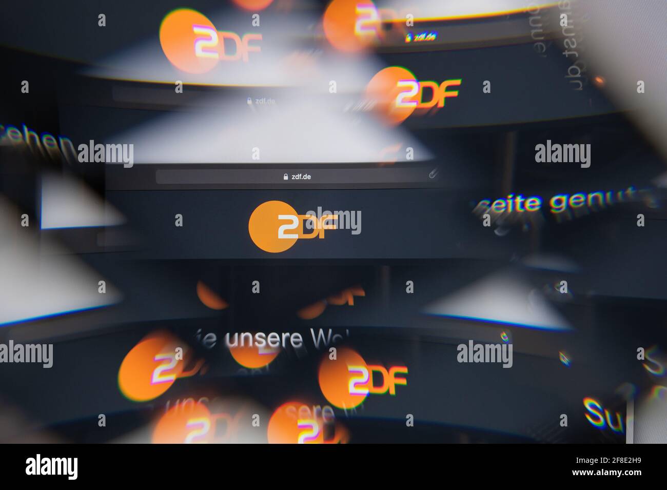 Mailand, Italien - 10. APRIL 2021: ZDF-Logo auf dem Laptop-Bildschirm durch ein optisches Prisma gesehen. Illustratives redaktionelles Bild von der ZDF-Website. Stockfoto