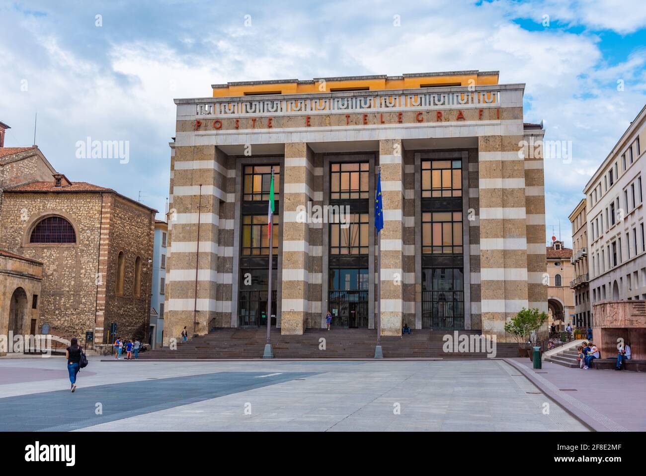 BRESCIA, ITALIEN, 15. JULI, 2019 Menschen bummeln vor dem zentralen Postamt in Brescia, Italien Stockfoto