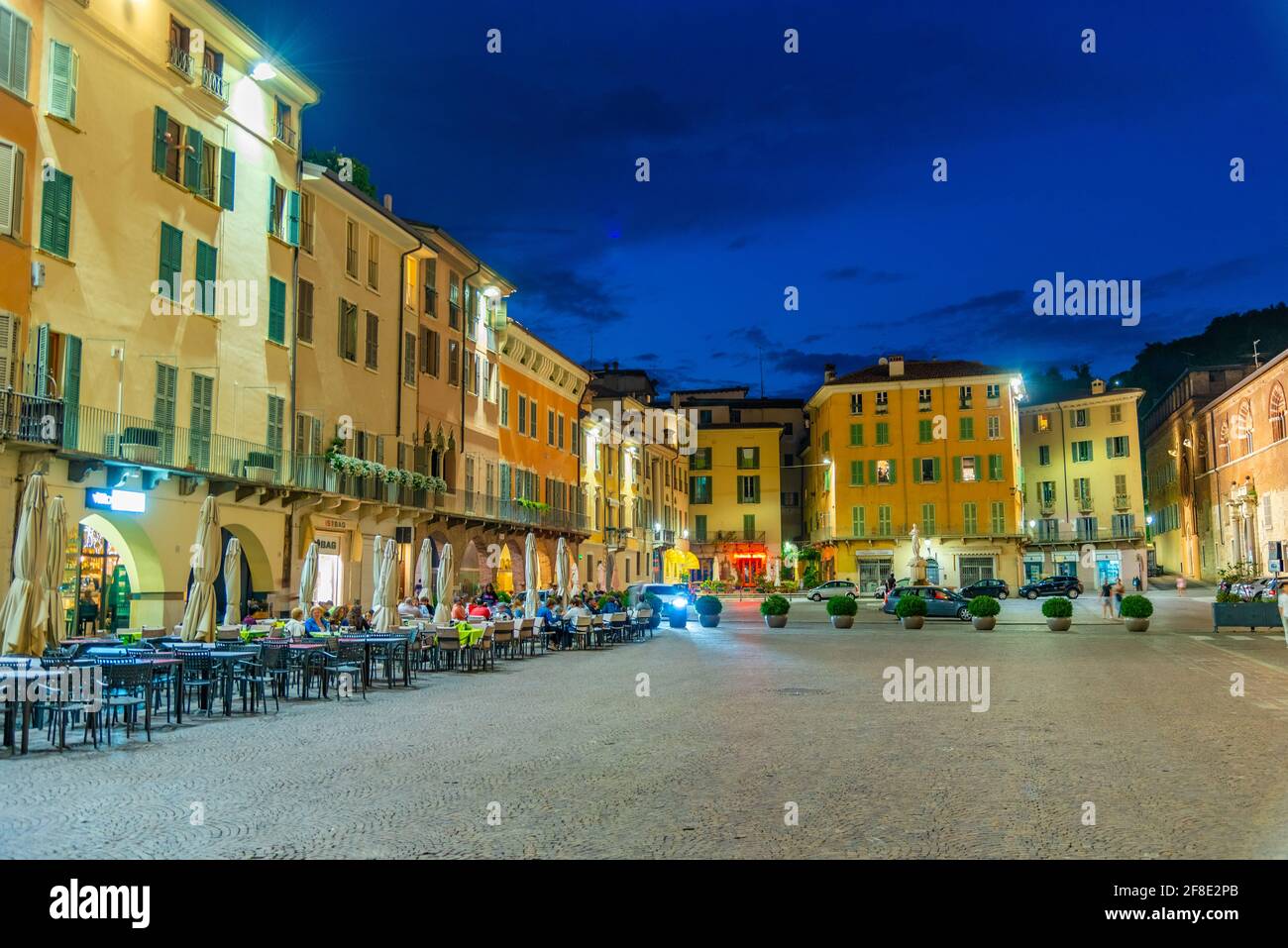 BRESCIA, ITALIEN, 15. JULI 2019: Bars auf der Piazza Paolo VI in Brescia, Italien Stockfoto