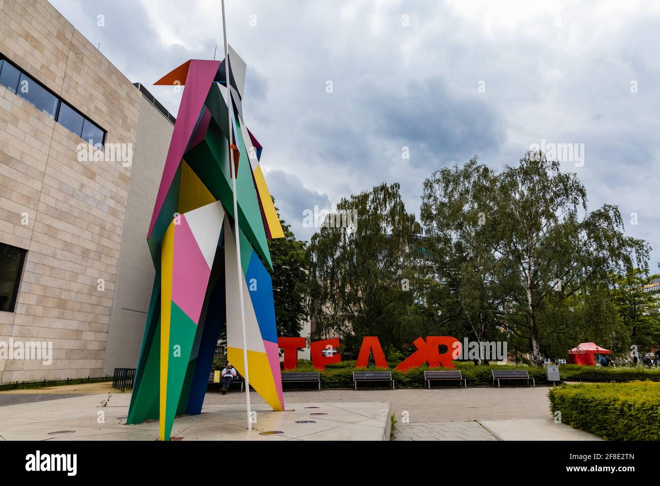 Breslau, Polen - 6 2020. Juni: Bunte Statue des Harlekin neben dem Musiktheater Capitol Stockfoto