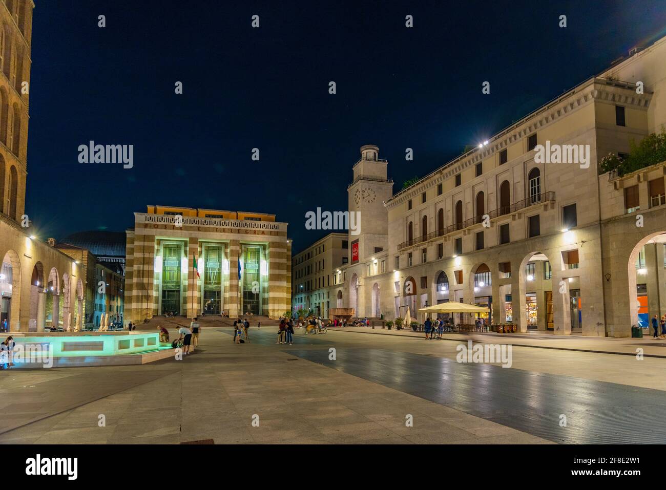 BRESCIA, ITALIEN, 15. JULI 2019: Nachtansicht der Piazza della Vittoria in Brescia, Italien Stockfoto