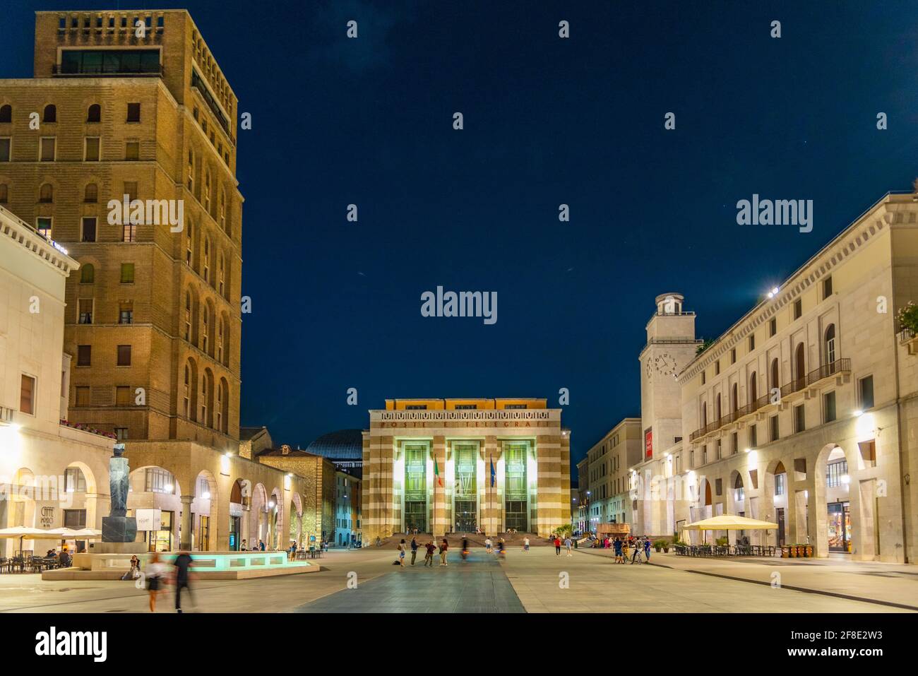BRESCIA, ITALIEN, 15. JULI 2019: Nachtansicht der Piazza della Vittoria in Brescia, Italien Stockfoto