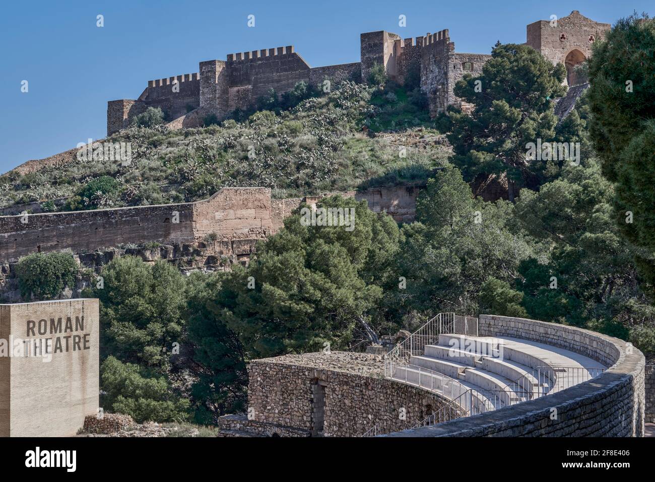 Römisches Theater und Schloss auf dem Berg im Hintergrund der Stadt Sagunto in der Provinz Valencia, Spanien, Europa Stockfoto