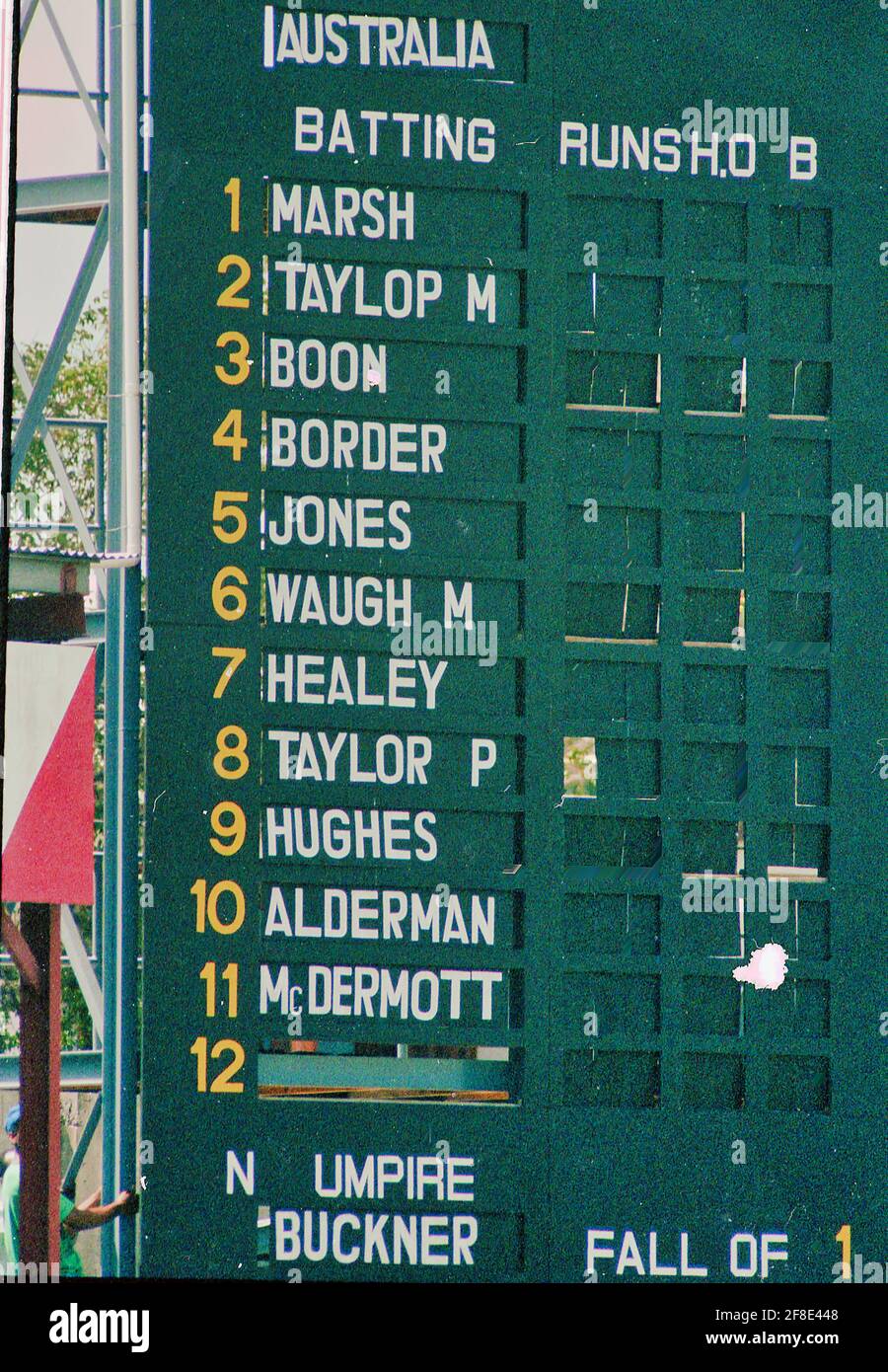 Anzeigetafel mit dem australischen Team für das Testspiel gegen die Westindischen Inseln in St. John’s, Antigua im Mai 1991. Stockfoto