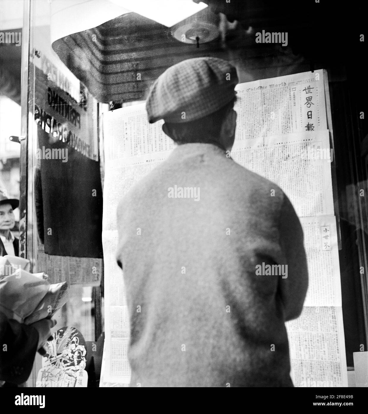 Chinesischer Mann liest Nachrichten über die Kapitulation von Canton an die Japaner, Chinatown, San Francisco, Kalifornien, USA, Dorothea lange, U.S. Office of war Information, November 1938 Stockfoto