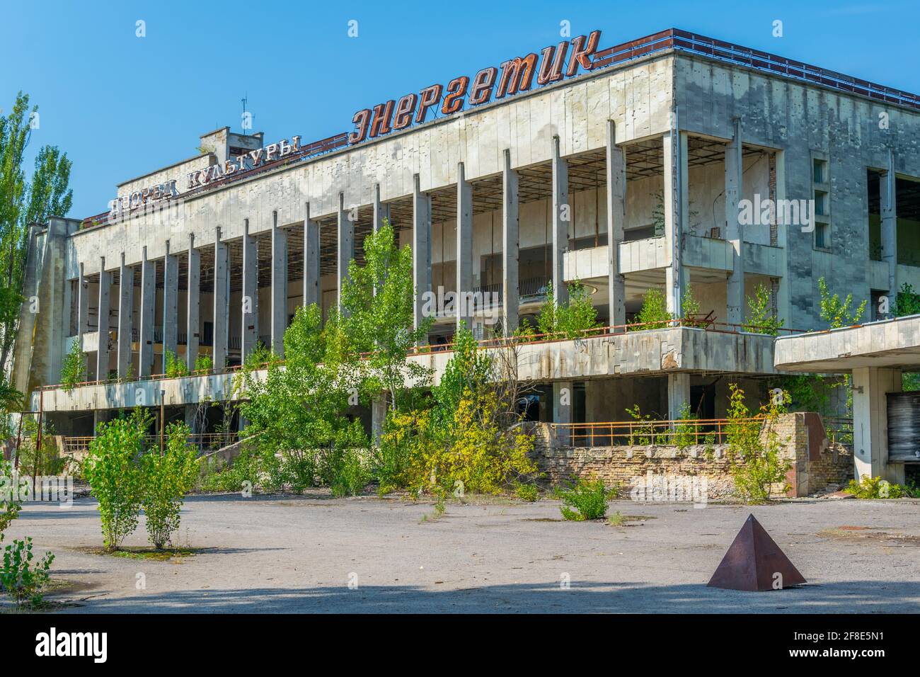 PRIPYAT, UKRAINE, 30. AUGUST 2019: Verwüsttes Kulturhaus in der ukrainischen Stadt Pripyat Stockfoto