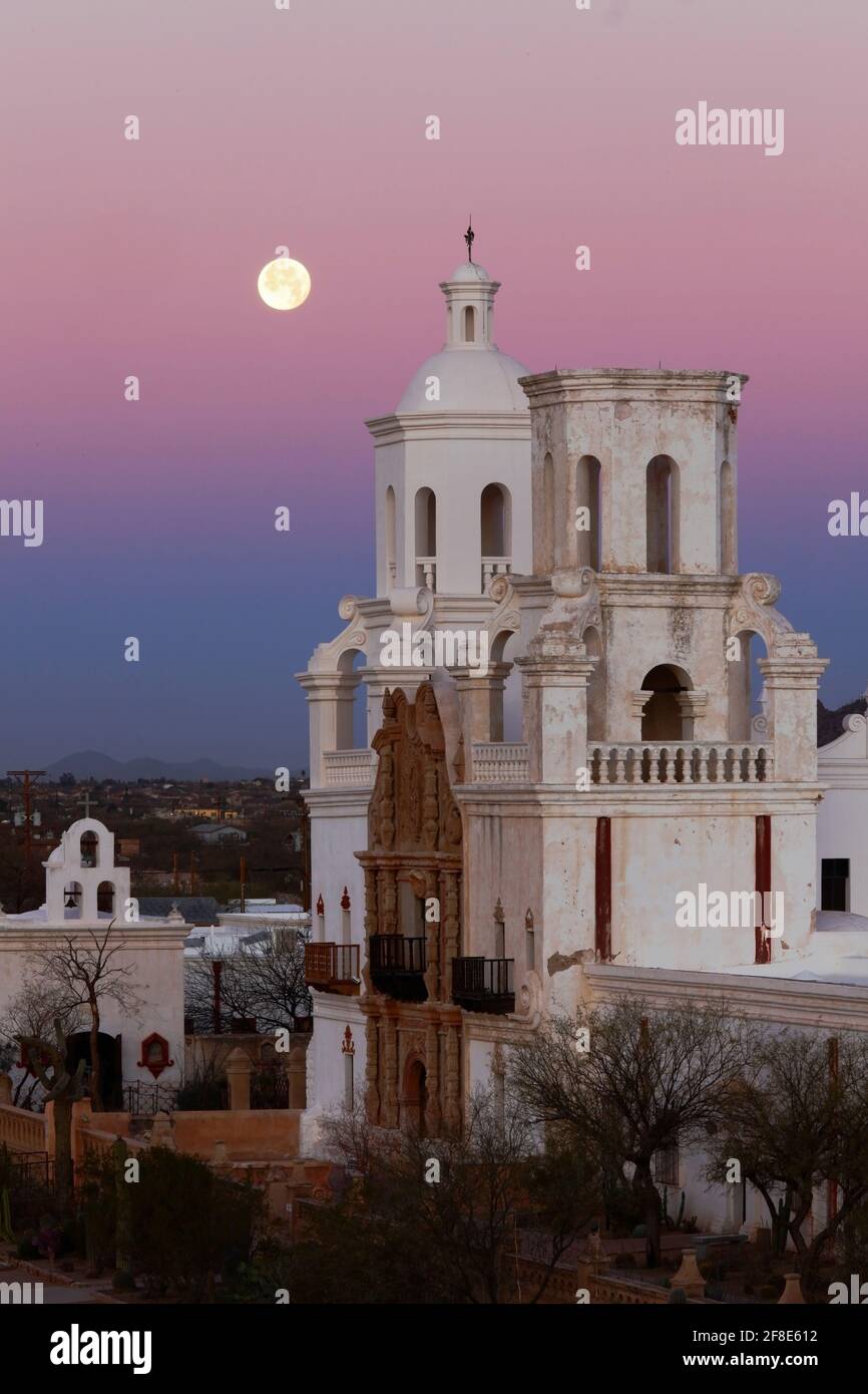 Tohono O'odham Indian Reservation AZ / JAN Wintermond bei Sonnenaufgang über der Mission San Xavier del Bac. Stockfoto