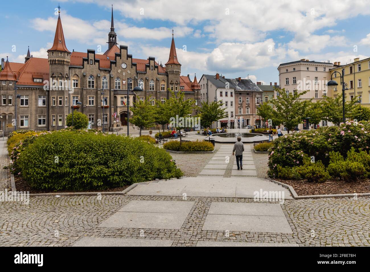 Walbrzych, Polen - Juni 15 2020: Fassade des alten Rathauses neben dem Marktplatz Stockfoto