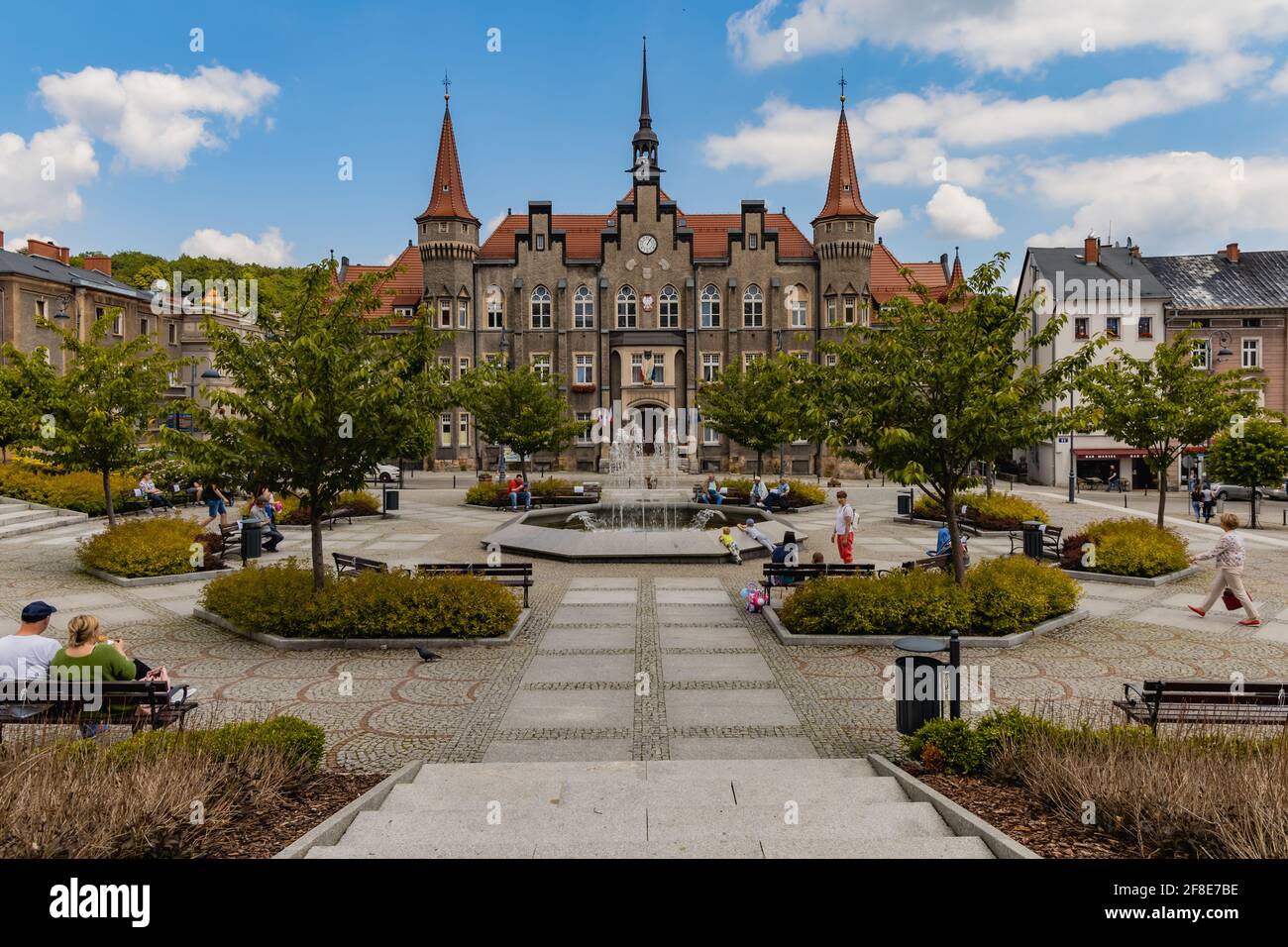 Walbrzych, Polen - Juni 15 2020: Fassade des alten Rathauses neben dem Marktplatz Stockfoto