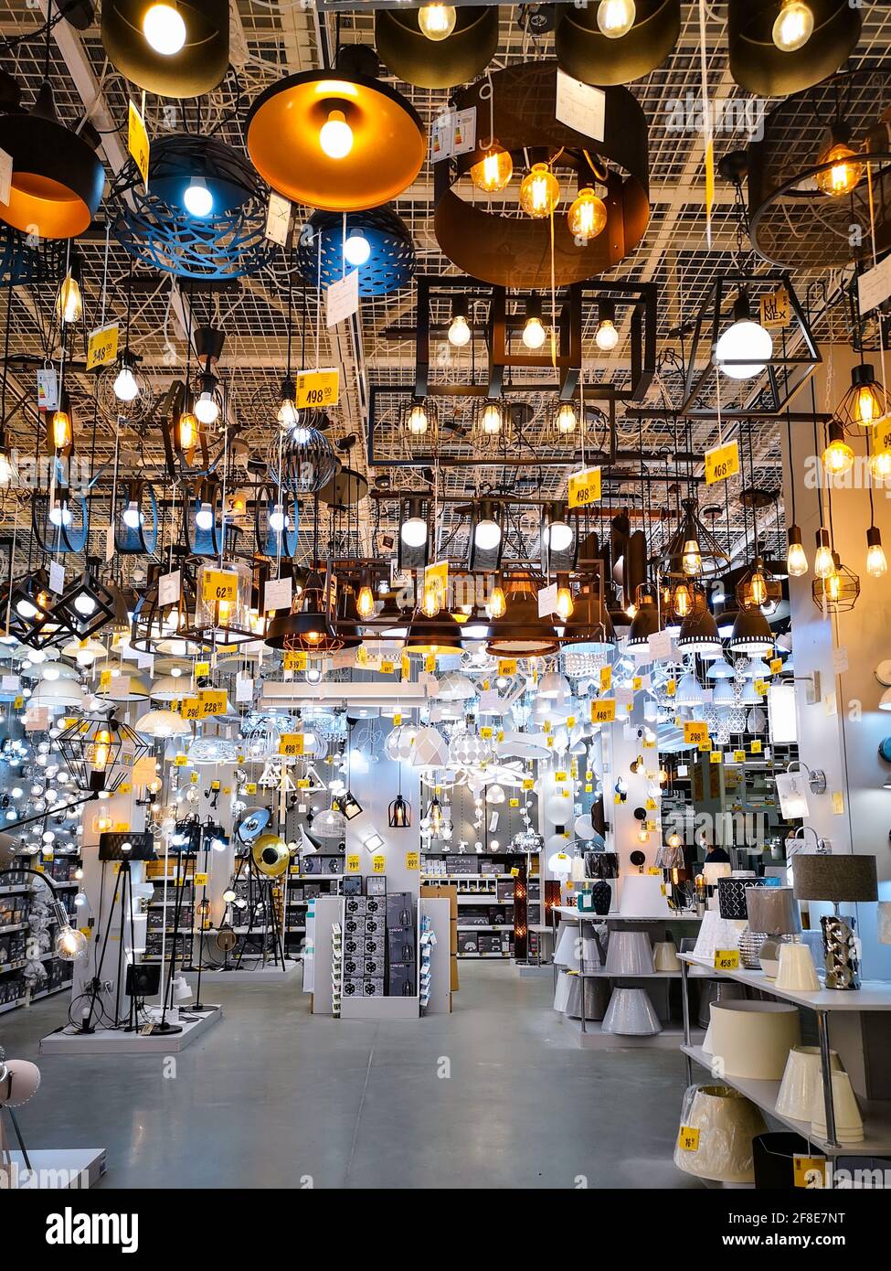 Breslau, Polen - 6 2020. Juni: Innenraum der Halle voller Lampen und  Leuchten im Wohnaccessoires-Shop Stockfotografie - Alamy