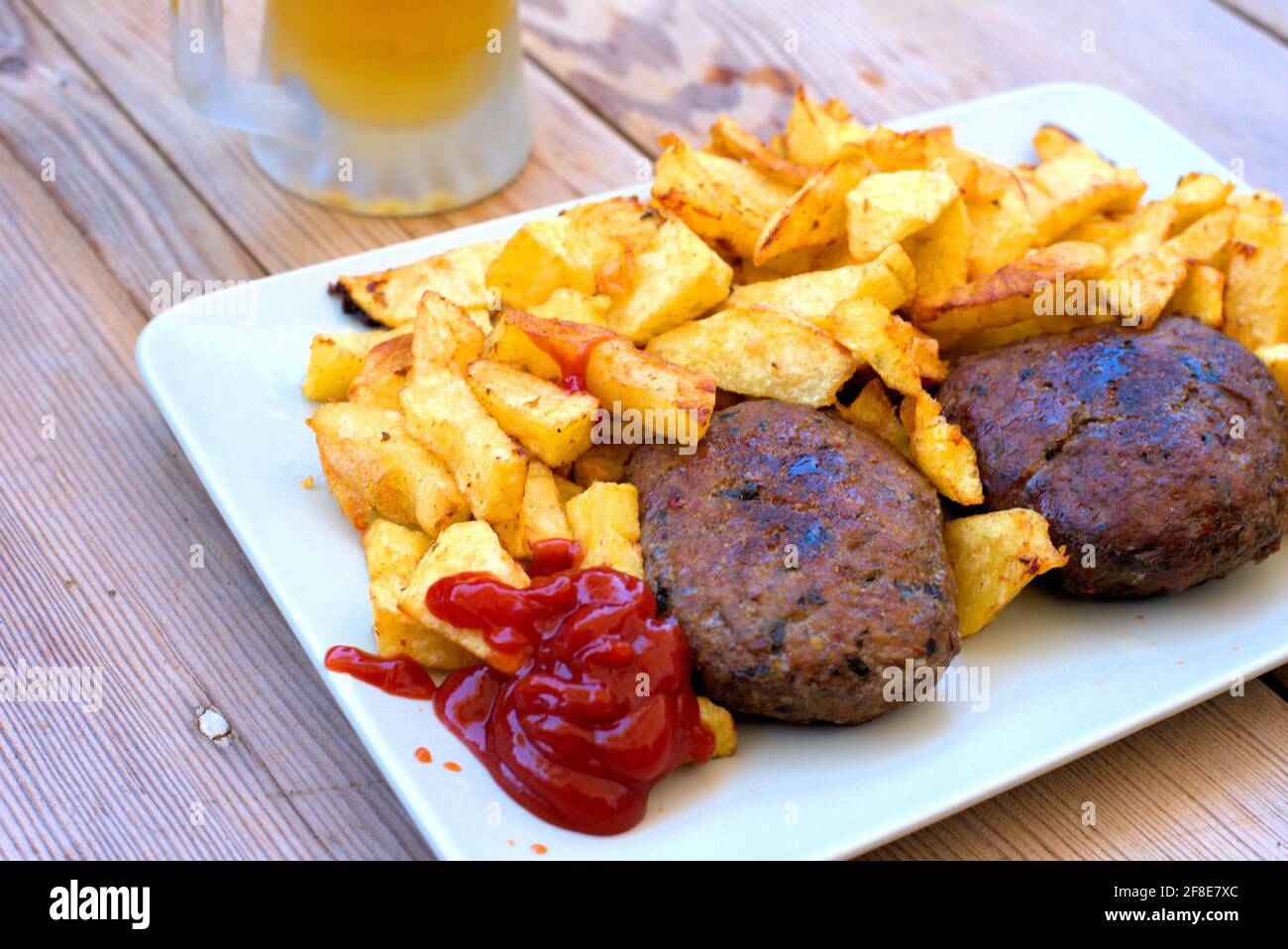 Burger, mit frisch handgemachten Kartoffeln und Ketchup Stockfoto