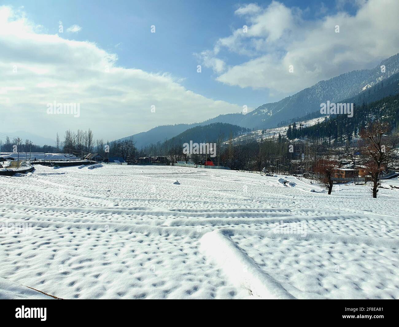 Schneebedeckte Gipfel, klarer blauer Himmel, karge Berge mit gewundenen Flüssen – Kashmir ist malerisch. Landschaftliche Schönheit. Stockfoto