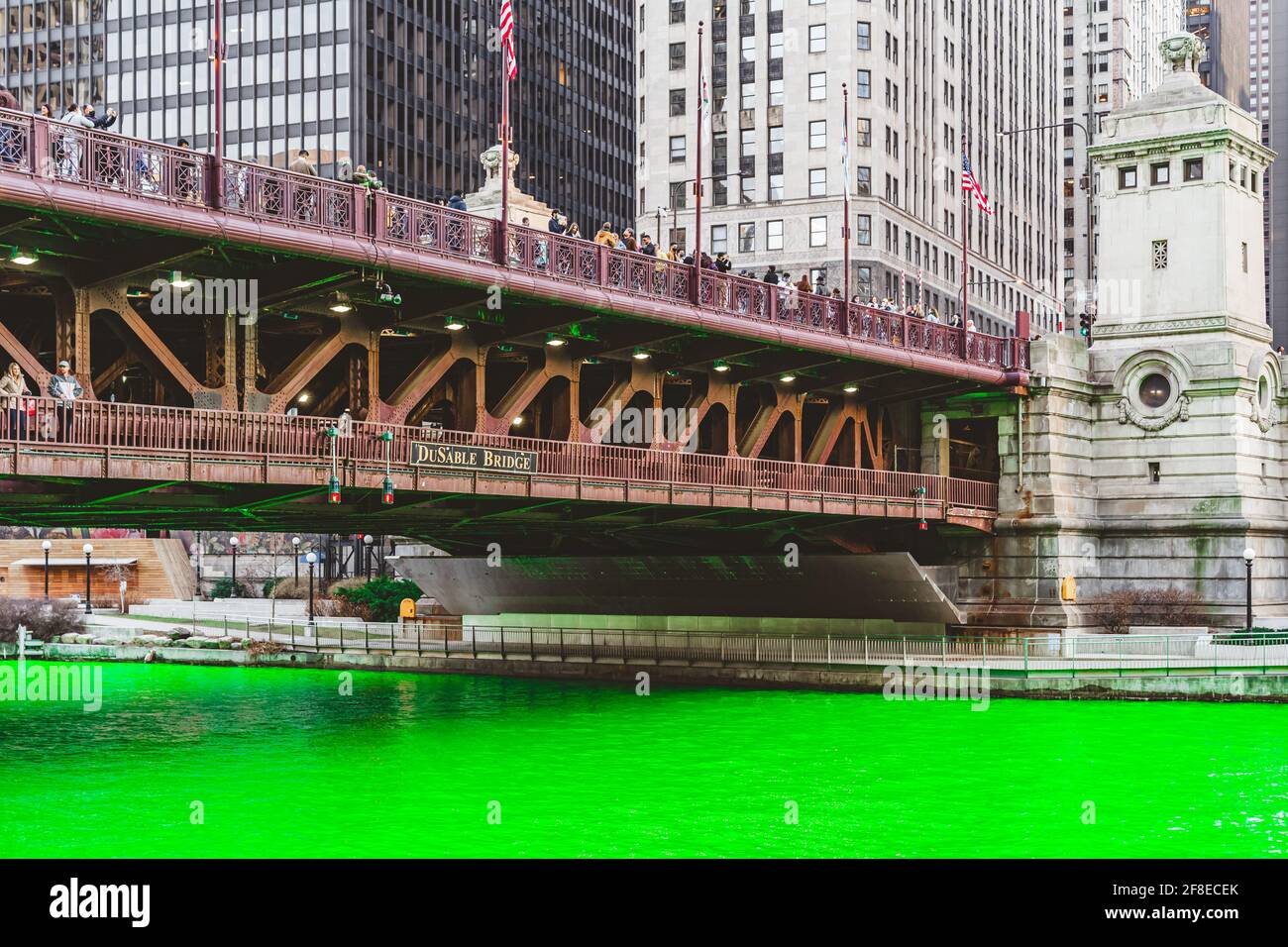 Chicagos DuSable Bridge mit dem Chicago River wurde während der St. Patrick's Day-Party in Grün gejaucht. Stockfoto