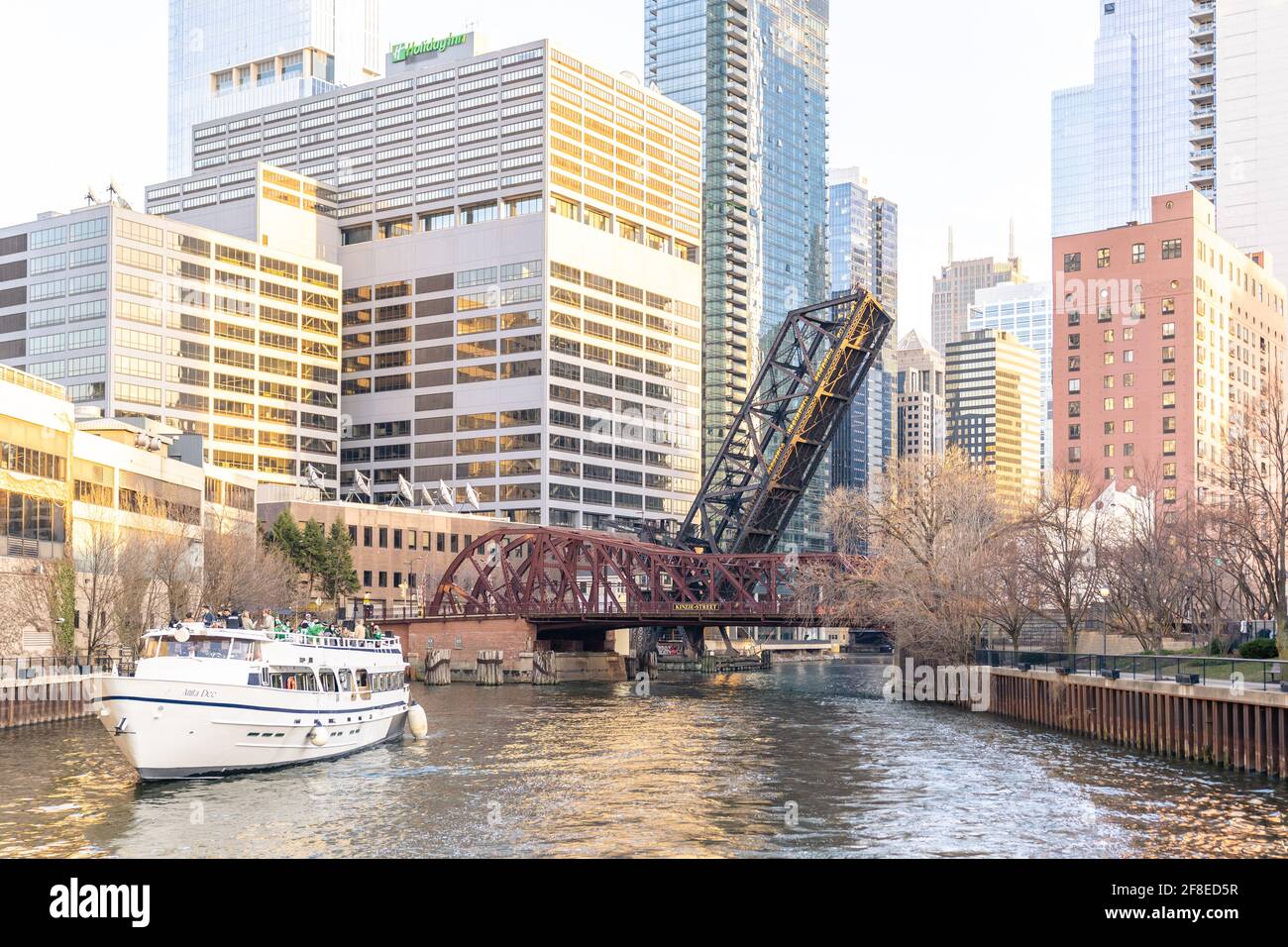 Chicago, Illinois - 13. März 2021:Panoramaaufnahme der Zugbrücke der Kinzie Street vom Chicago River mit der Chicago Skyline. Stockfoto