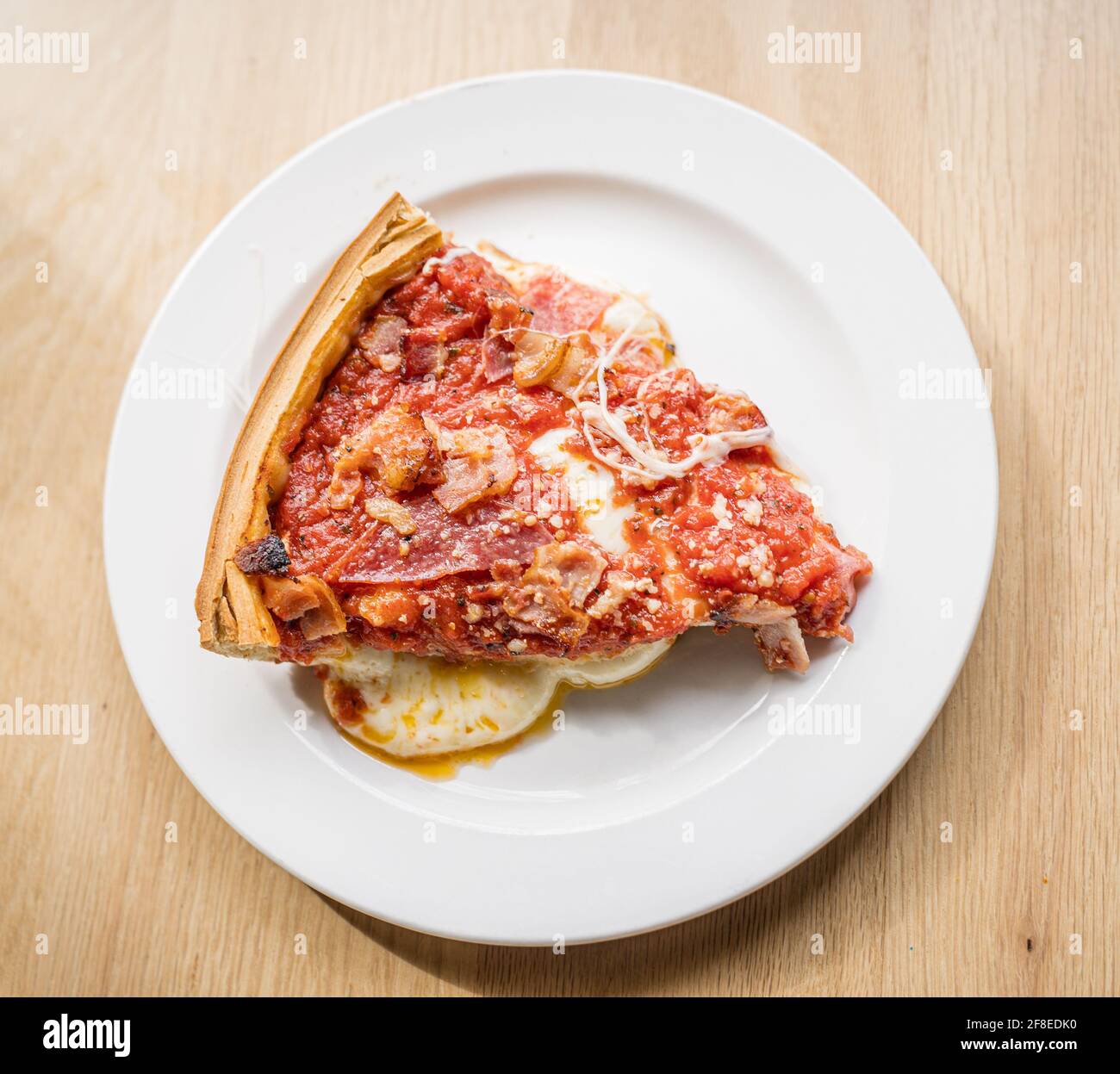 Ein köstliches Stück von Chicagos weltberühmter Deep Dish Pizza. Stockfoto