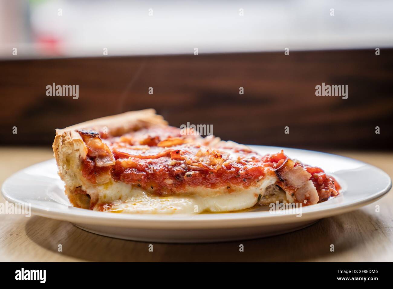 Ein köstliches Stück von Chicagos weltberühmter Deep Dish Pizza. Stockfoto
