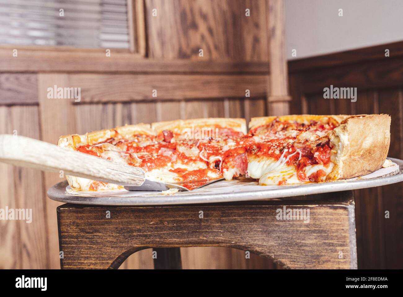 Ein weltberühmter Chicago Deep Dish Pizza Pie. Stockfoto
