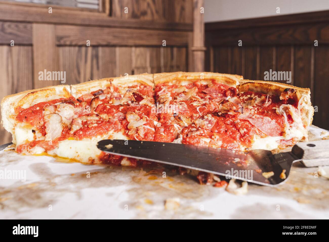 Ein weltberühmter Chicago Deep Dish Pizza Pie. Stockfoto
