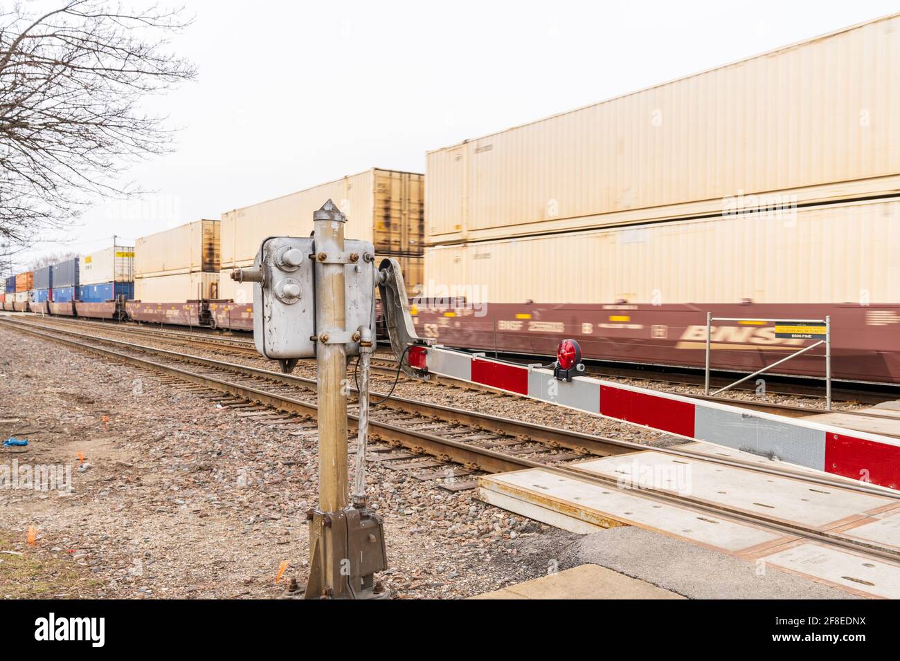 Chicago, Illinois - 12. März 2021: Cargo Train fährt durch Downers Grove in Chicago. Stockfoto