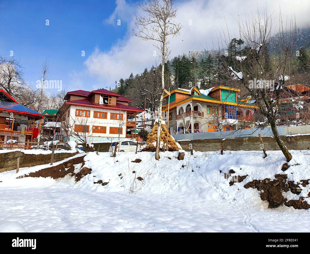 Schneebedeckte Gipfel, klarer blauer Himmel, karge Berge mit gewundenen Flüssen – Kashmir ist malerisch. Landschaftliche Schönheit. Stockfoto