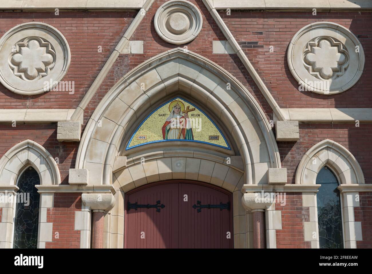 Enge Nahaufnahme des Eingangsportals der römisch-katholischen Kirche St. Helen (Dundas Street West, Toronto) mit einem Mosaik des heiligen Stockfoto