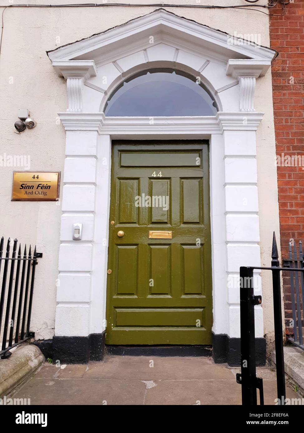 DUBLIN, IRLAND - 24. Jul 2019: Eingang zum Hauptquartier der Sinn Fein (irische republikanische politische Partei) in Dublin, Irland. Traditionelle Tür o Stockfoto
