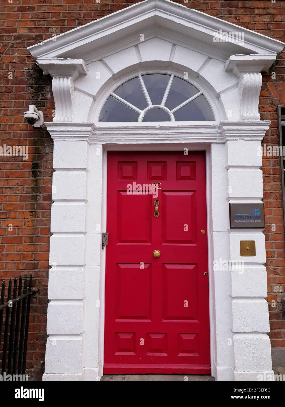 DUBLIN, IRLAND - 24. Jul 2019: Eingang zum irischen Gewerkschaftskongress (nationales Gewerkschaftszentrum) in Dublin, Irland. Traditionelle rote do Stockfoto