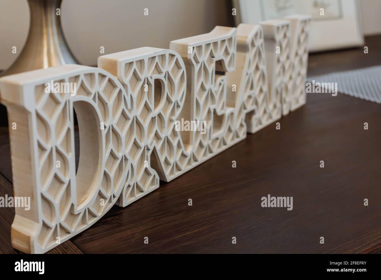 Dekorationsbuchstaben träumen auf dem Tisch. Worttraum auf einem Tisch. Home Sweet Home Stockfoto