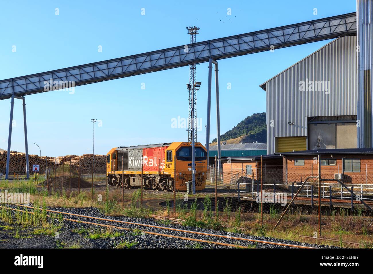 Eine Diesel-elektrische Lokomotive der KiwiRail DL-Klasse auf einem Gleisanbau in Mount Maunganui, Neuseeland Stockfoto
