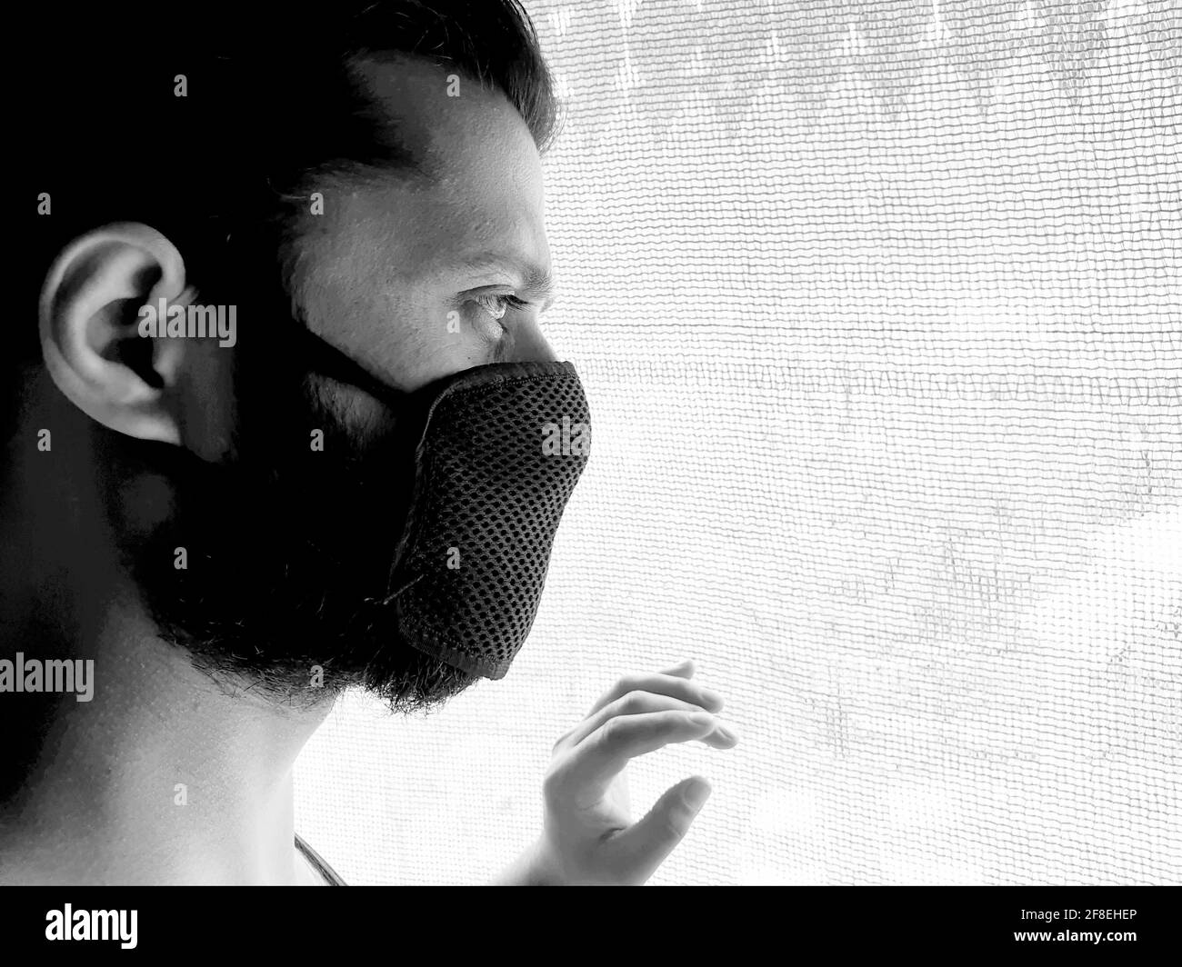 Ein Mann ist traurig, hilflos, depressiv, in Spannung denkt an Coronavirus.Corona oder Cover-19 zu Hause bleiben Pandemie Symptome tödliche Virus Fieber Husten Abdeckung m Stockfoto