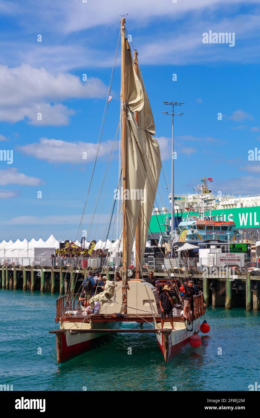 Während des Tamaki Herenga Waka Festivals fährt ein traditionelles Maori Waka moana, ein zweiflügeliger Kanu, in den Hafen von Auckland, Neuseeland Stockfoto