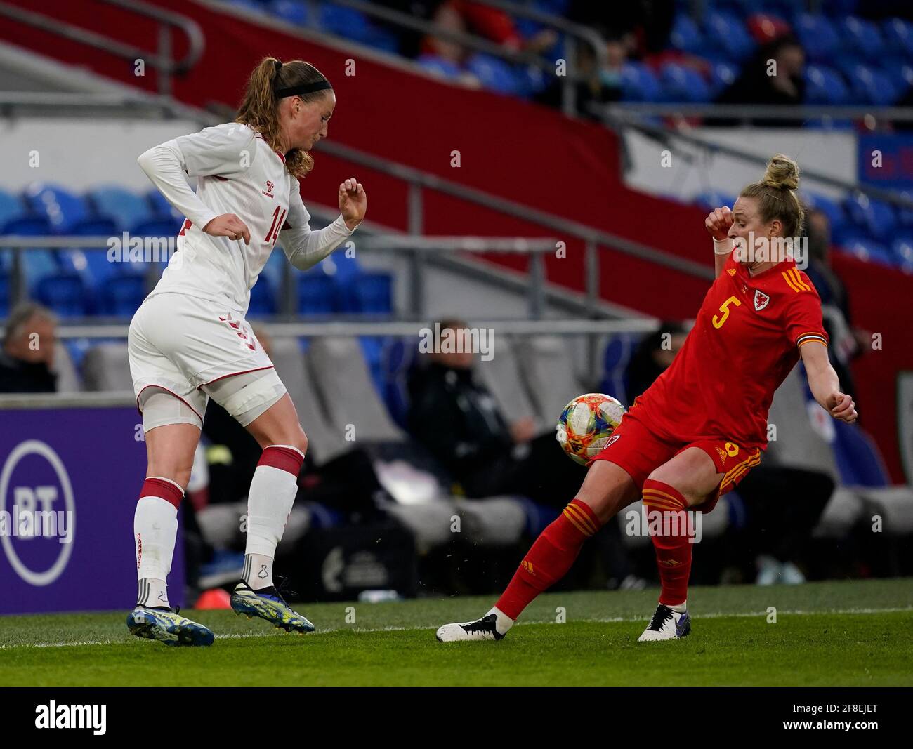 Cardiff, Großbritannien. April 2021. Nicoline Sorensen (L) und Rhiannon Roberts werden während des Freundschaftsspiels für Frauen zwischen Wales und Dänemark im Cardiff City Stadium in Aktion gesehen.Endstand; Wales 1:1 Dänemark) Credit: SOPA Images Limited/Alamy Live News Stockfoto