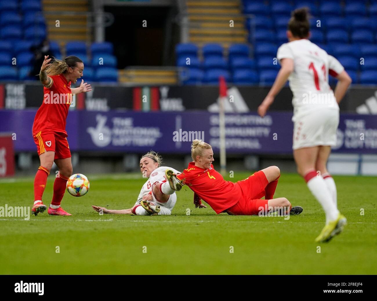 Cardiff, Großbritannien. April 2021. Natasha Harding (L) Wales Captain Sophie ingle (4) und Nanna Christiansen werden während des Freundschaftsspiel zwischen Wales und Dänemark im Cardiff City Stadium in Aktion gesehen.Endstand; Wales 1:1 Dänemark) Credit: SOPA Images Limited/Alamy Live News Stockfoto