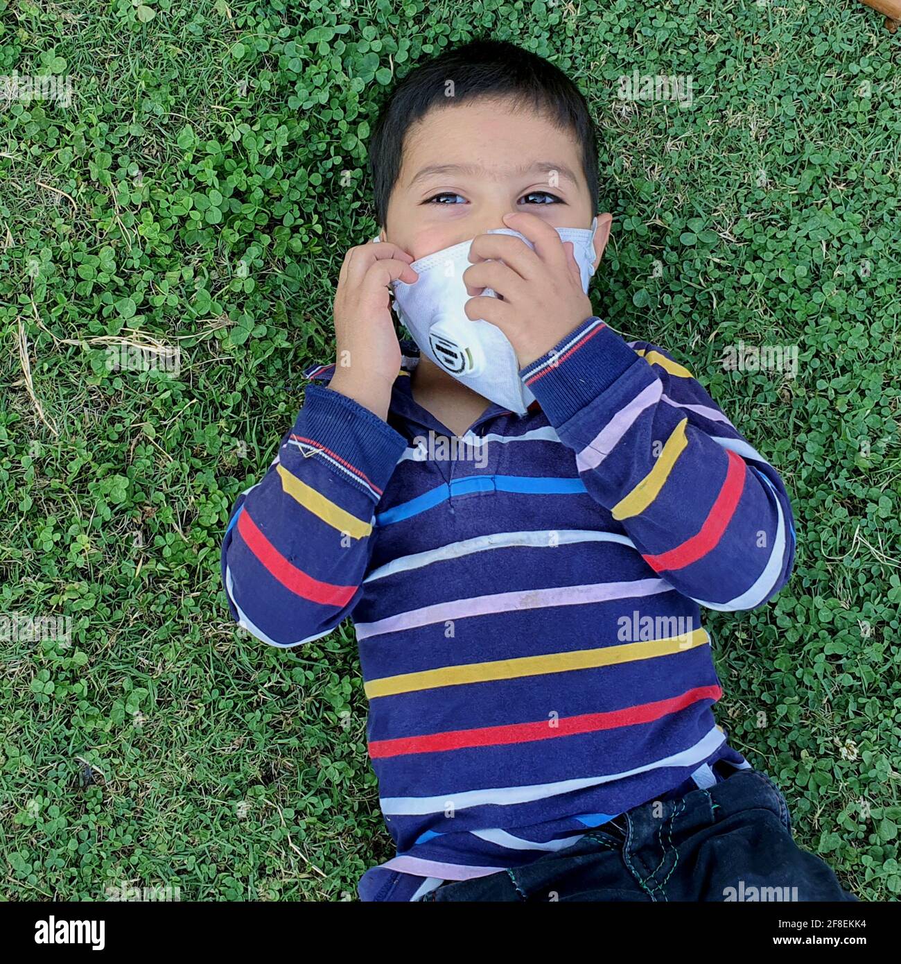 Maskierte Kinder spielen Stockfoto