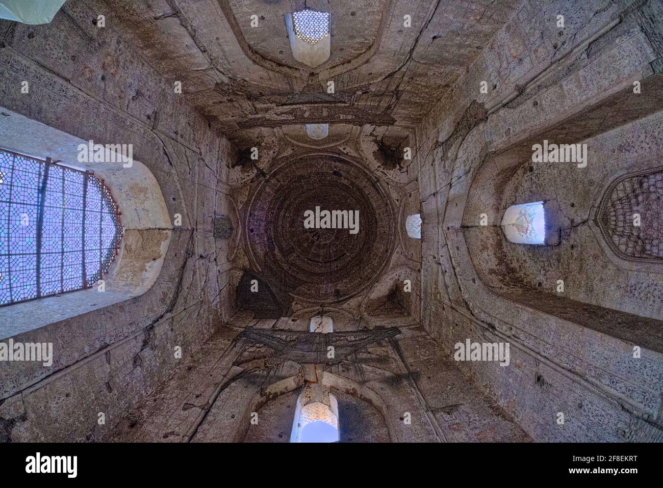 Allerdings waren die Technologien und Materialien, die die Baumeister der Moschee verwendeten, nicht ausreichend, um eine so große Struktur dauerhaft genug zu machen, und sie hatten n Stockfoto