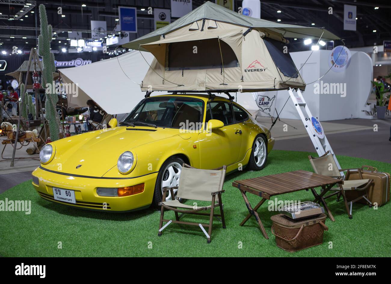 Bangkok, Thailand - 4. April 2021: Porsche 911 mit Dachzelt auf der BANGKOK  INTERNATIONAL MOTOR SHOW 2021 ausgestellt Stockfotografie - Alamy