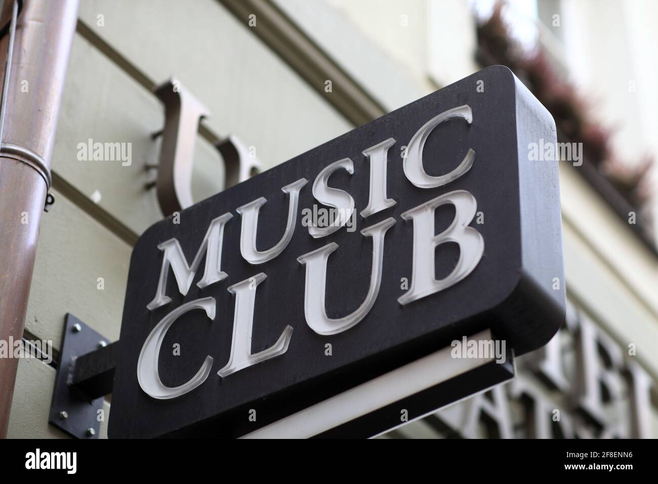 Schild für den Musikclub an einer Straße der Stadt Stockfoto