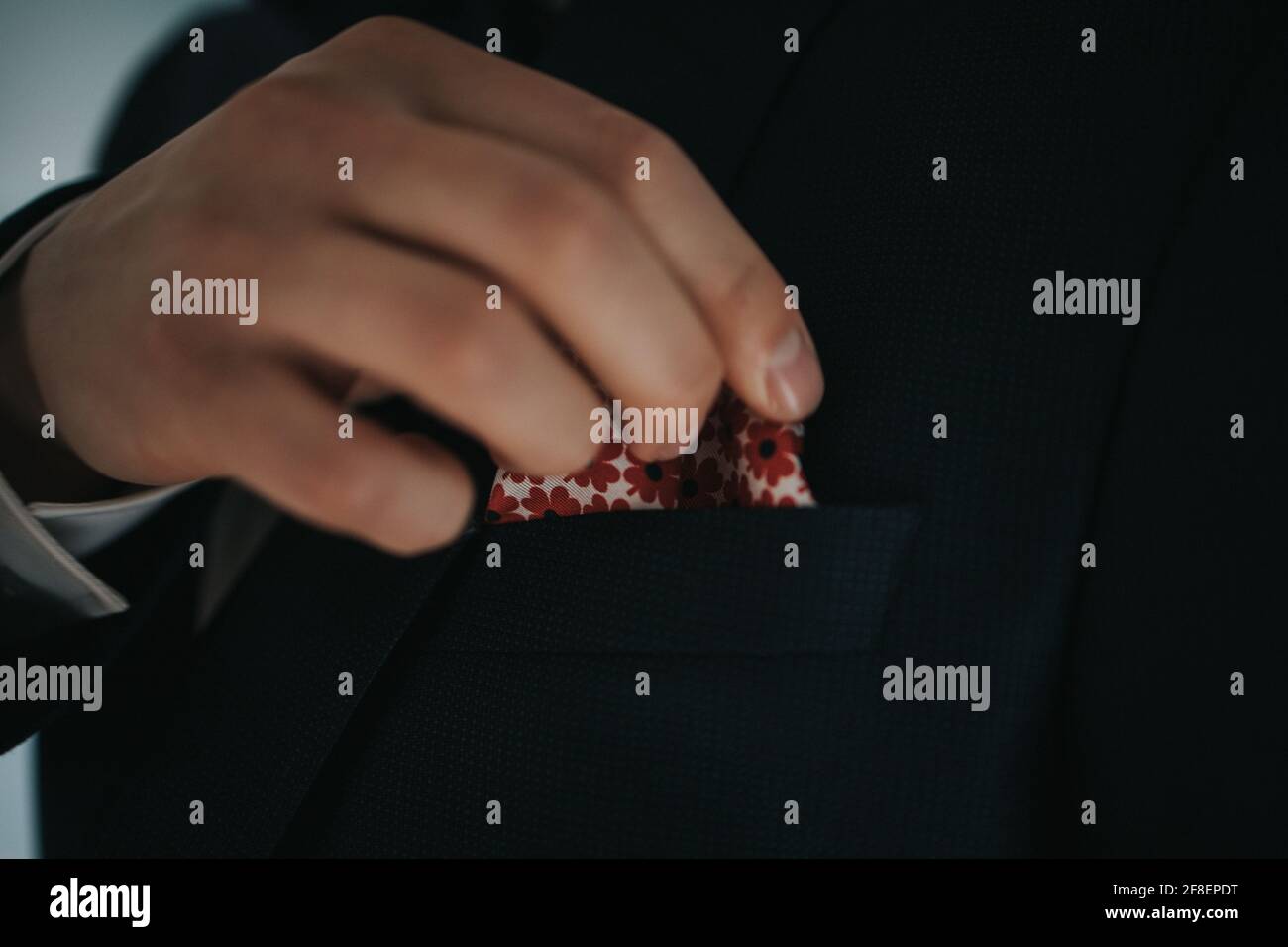 Nahaufnahme eines Bräutigams, der sein rotes Taschentuch herausnimmt Aus einem Taschenquadrat Stockfoto