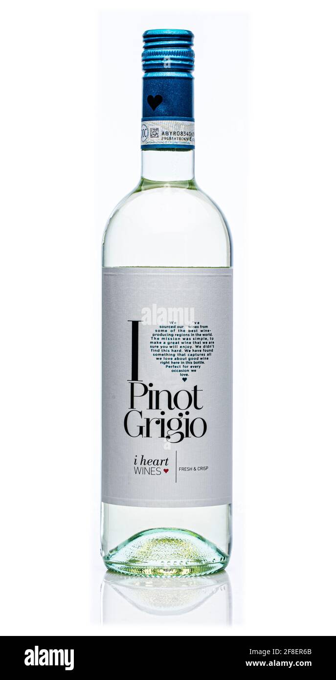 SWINDON, UK - 14. APRIL 2021: Flasche i Heart Weine Pino Grigio Weißwein auf weißem Hintergrund. Stockfoto